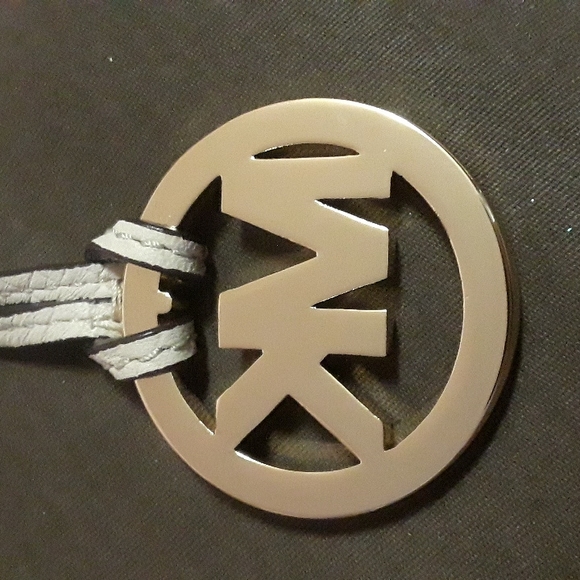 NWOT Michael Kors Brass MK Logo Bag Charm-Hangtag with Leather Light Beige Strap - Picture 5 of 8